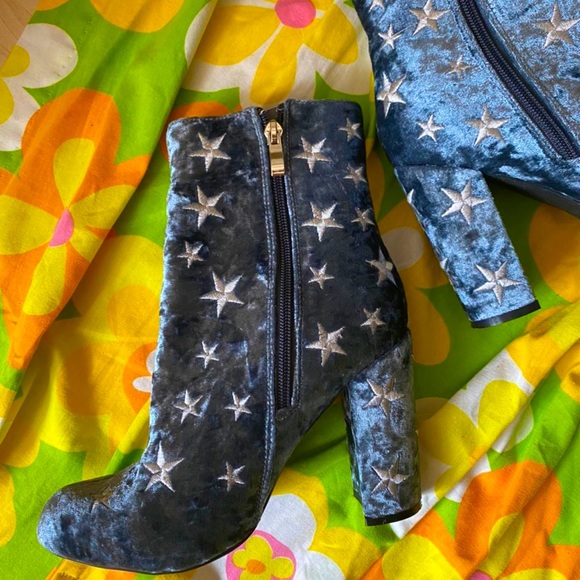 SOLD- Velvet material, baby blue & white, star design booties! Size 7 - Picture 2 of 4